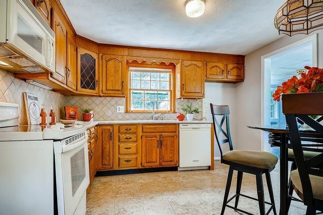 16 Phillip Ave, Burlington, MA 01803