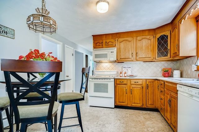 16 Phillip Ave, Burlington, MA 01803