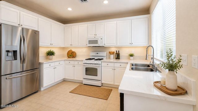 2324 E Newgrove Street, Lancaster, CA 93535