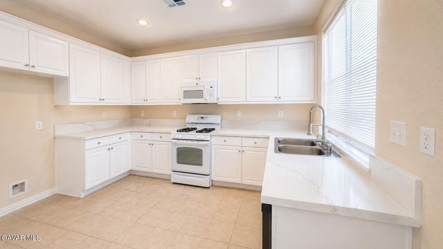 2324 E Newgrove Street, Lancaster, CA 93535