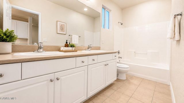 2324 E Newgrove Street, Lancaster, CA 93535