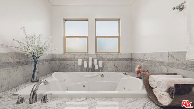 1940 N Western Avenue, Los Angeles, CA 90027