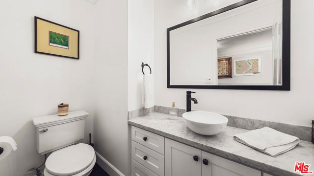 1940 N Western Avenue, Los Angeles, CA 90027