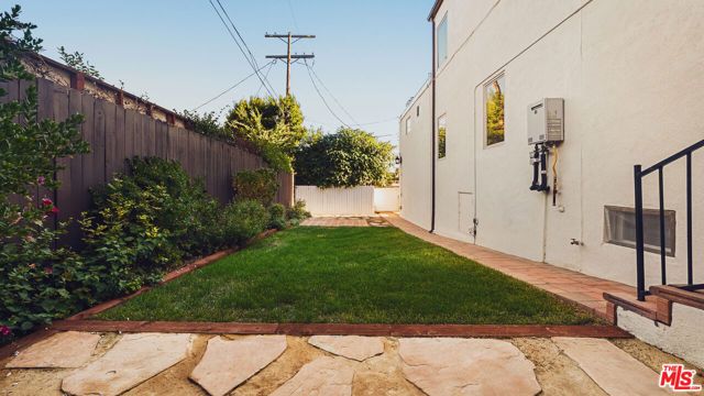 1940 N Western Avenue, Los Angeles, CA 90027