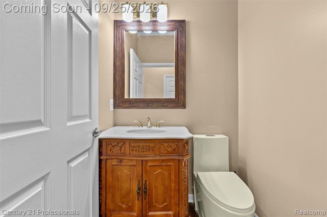 49385 Central Park E, Utica, MI 48317