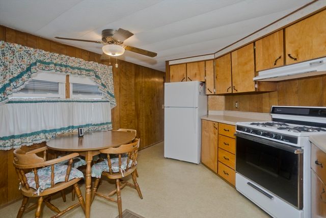 28 Mockingbird Dr, Chicopee, MA 01020