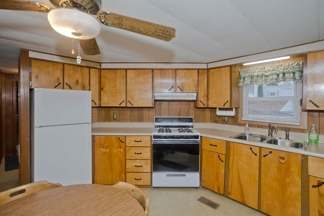 28 Mockingbird Dr, Chicopee, MA 01020