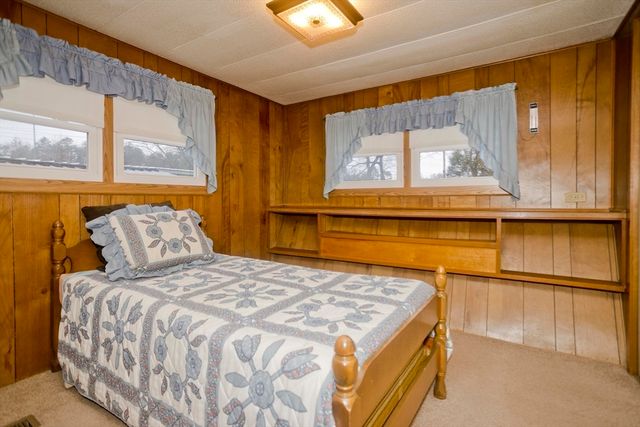 28 Mockingbird Dr, Chicopee, MA 01020