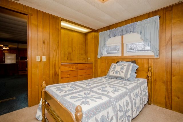 28 Mockingbird Dr, Chicopee, MA 01020