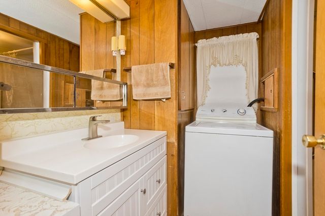 28 Mockingbird Dr, Chicopee, MA 01020