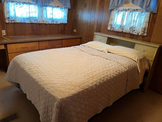 28 Mockingbird Dr, Chicopee, MA 01020