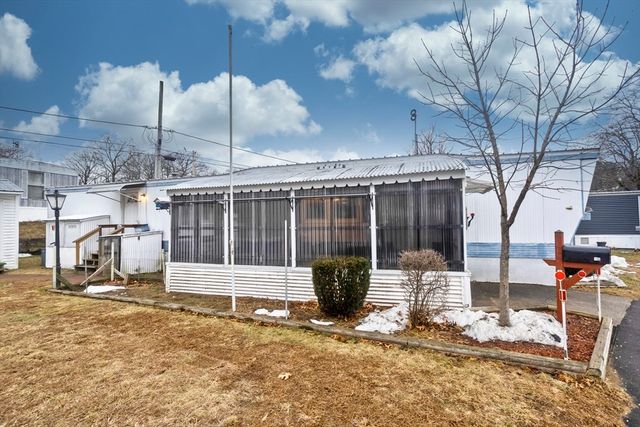 28 Mockingbird Dr, Chicopee, MA 01020