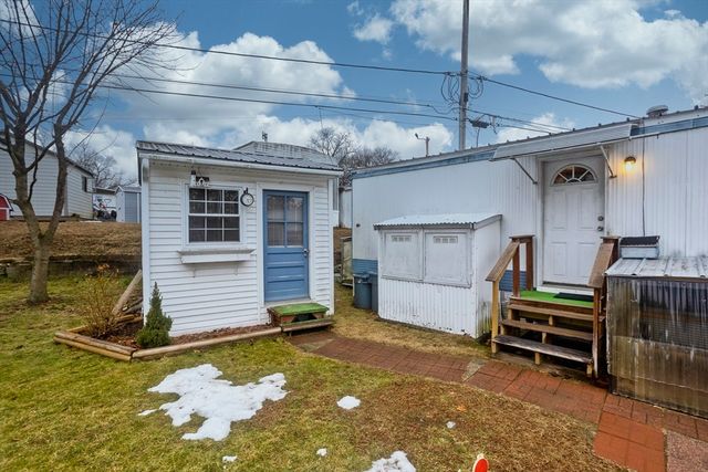 28 Mockingbird Dr, Chicopee, MA 01020