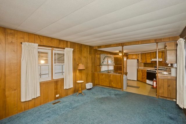 28 Mockingbird Dr, Chicopee, MA 01020