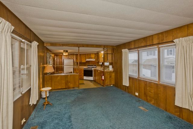 28 Mockingbird Dr, Chicopee, MA 01020