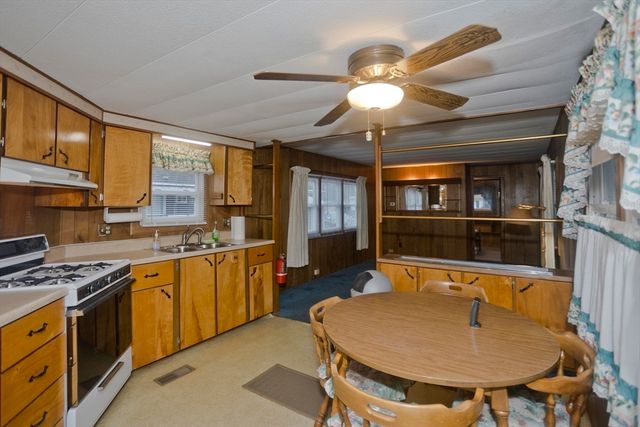 28 Mockingbird Dr, Chicopee, MA 01020