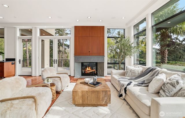 9632 Lake Washington Blvd NE, Bellevue, WA 98004