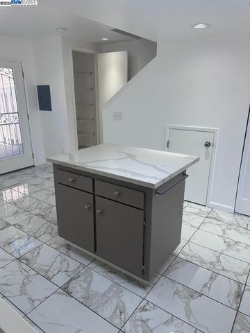 1021 Santa Ines Ct, Oakland, CA 94601