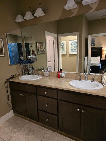 1613 Dolomite Ct, Los Banos, CA 93635