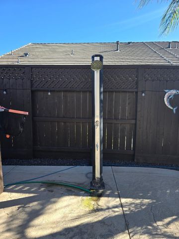 1613 Dolomite Ct, Los Banos, CA 93635