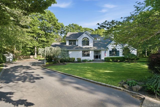 8 Lorraine Court, Medford, NY 11763