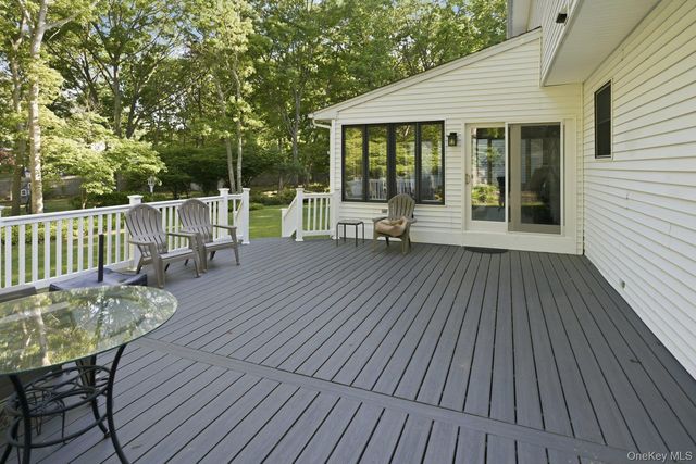 8 Lorraine Court, Medford, NY 11763