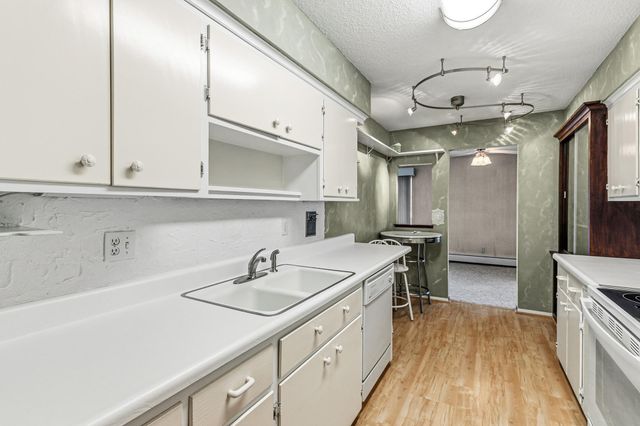 2710 Dale Street N B307, Roseville, MN 55113