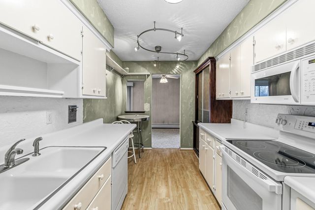 2710 Dale Street N B307, Roseville, MN 55113