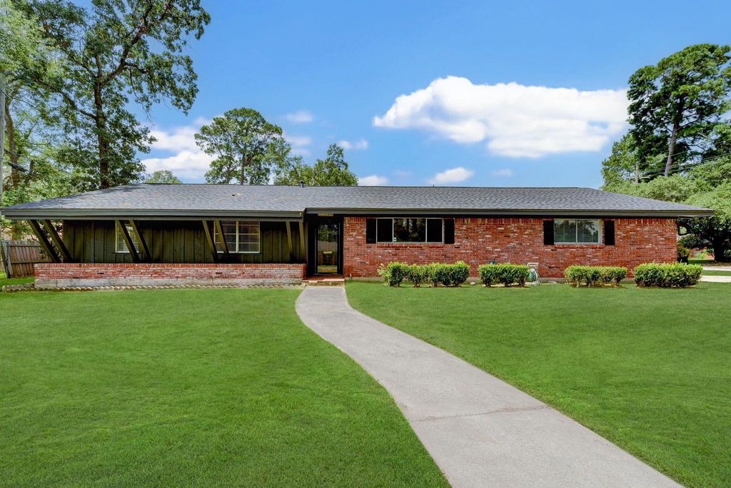 1703 N Roberson Street, Conroe, TX 77301