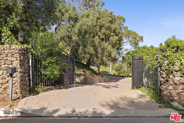 1680 Alta Mura Road, Pacific Palisades, CA 90272