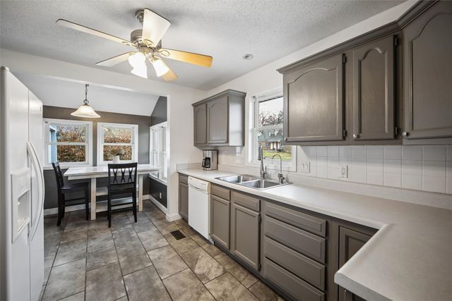 1989 SW 9th Street, Des Moines, IA 50315