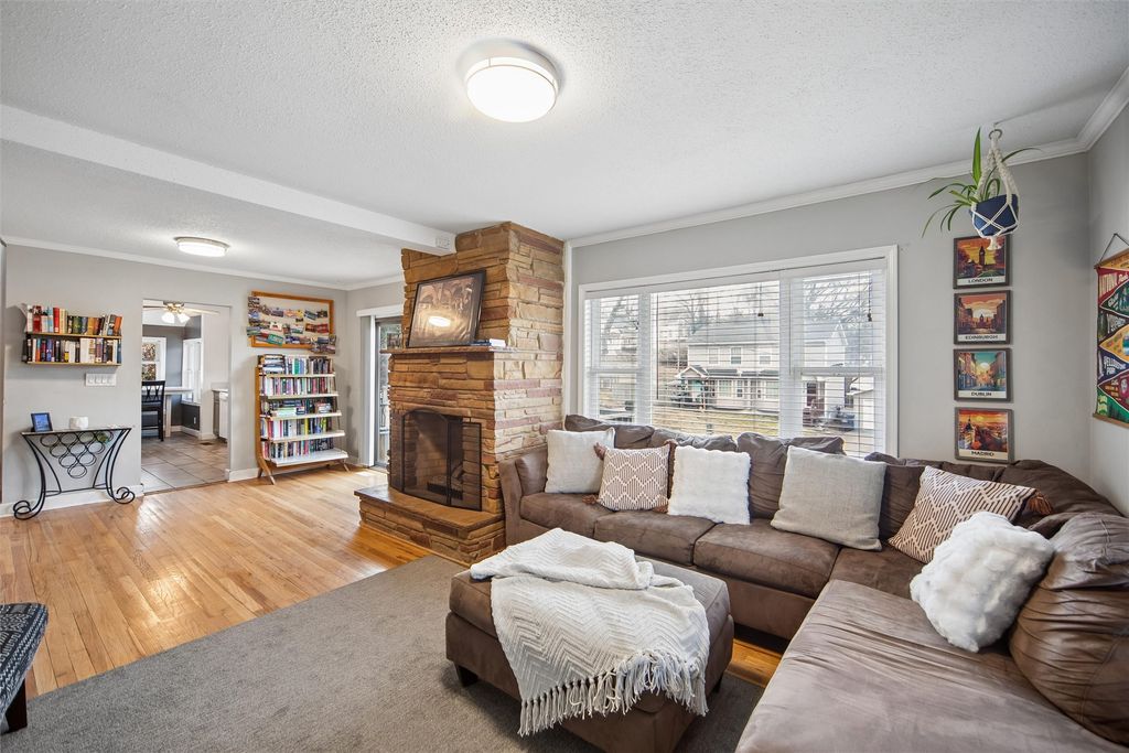 1989 SW 9th Street, Des Moines, IA 50315