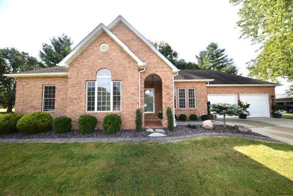 Image 1 of property listing at 3804 Fairfield Road, Mt Vernon, IL 62864