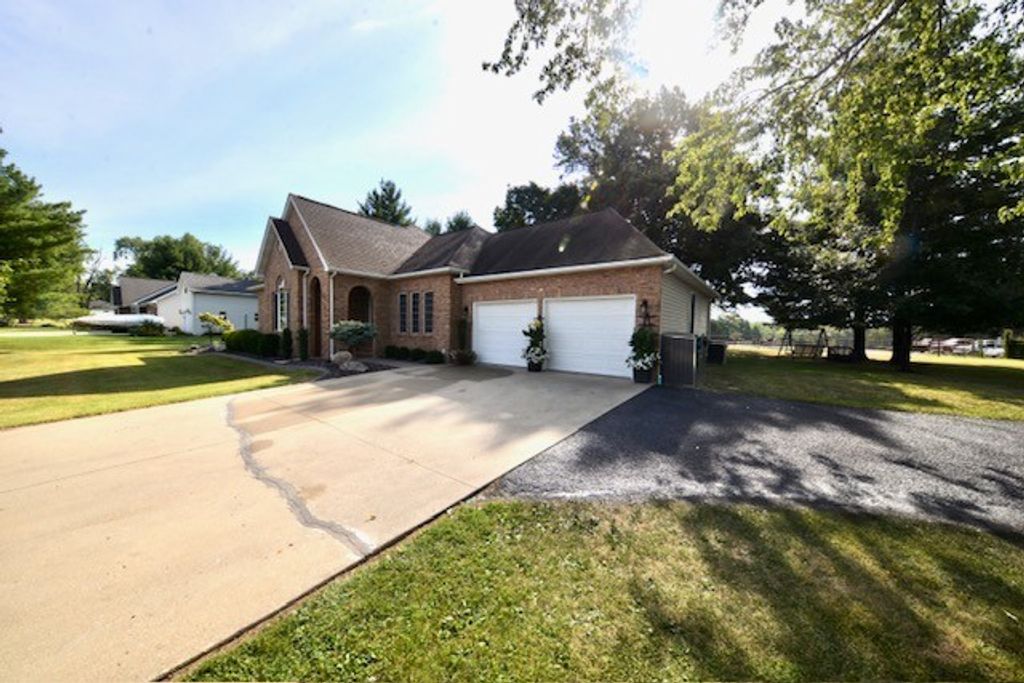 Image 2 of property listing at 3804 Fairfield Road, Mt Vernon, IL 62864