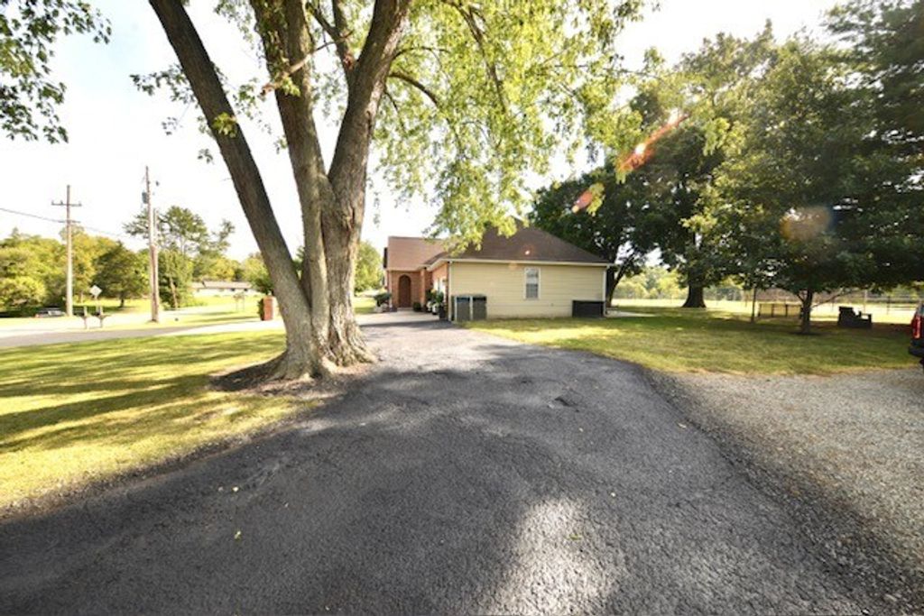 Image 11 of property listing at 3804 Fairfield Road, Mt Vernon, IL 62864