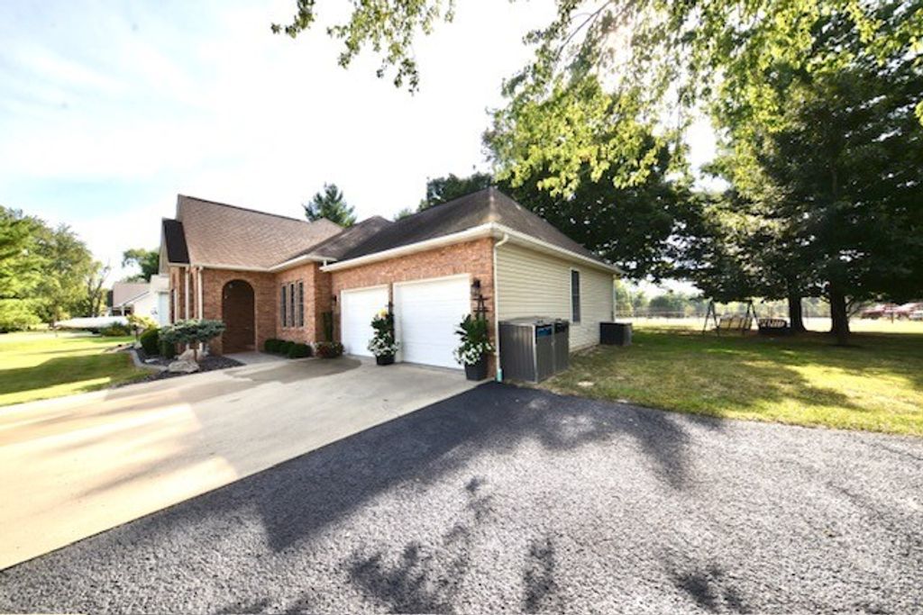 Image 12 of property listing at 3804 Fairfield Road, Mt Vernon, IL 62864