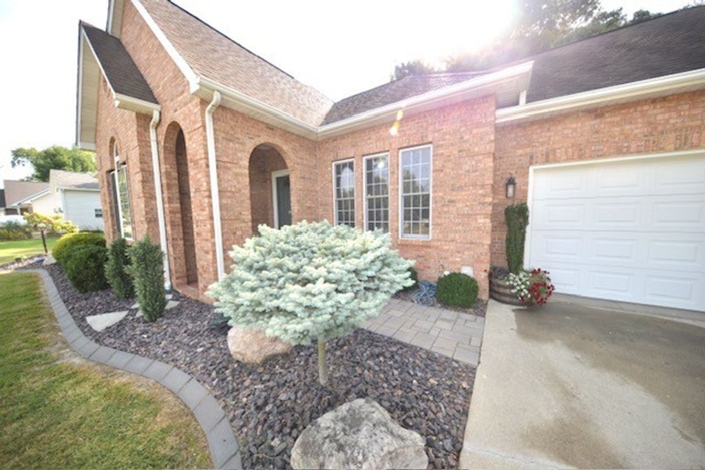 Image 13 of property listing at 3804 Fairfield Road, Mt Vernon, IL 62864