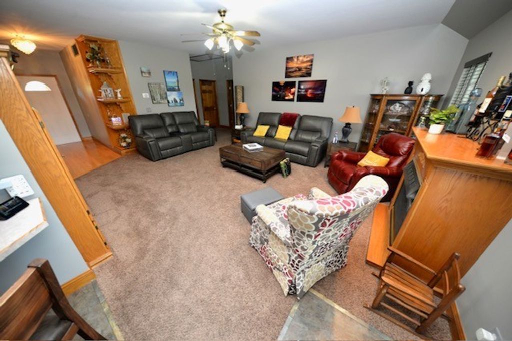 Image 16 of property listing at 3804 Fairfield Road, Mt Vernon, IL 62864