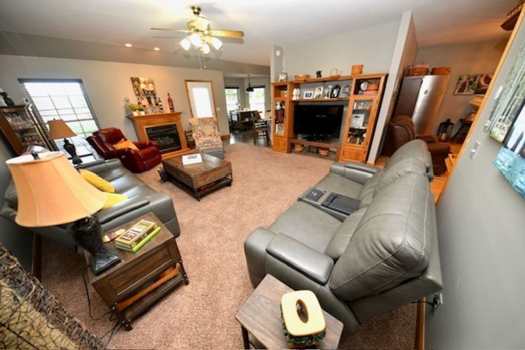 Image 17 of property listing at 3804 Fairfield Road, Mt Vernon, IL 62864
