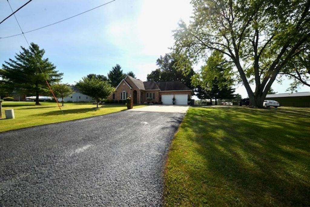 Image 3 of property listing at 3804 Fairfield Road, Mt Vernon, IL 62864