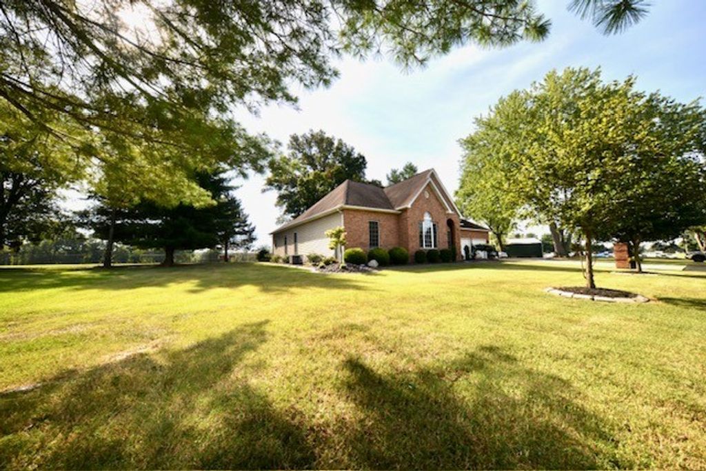 Image 4 of property listing at 3804 Fairfield Road, Mt Vernon, IL 62864
