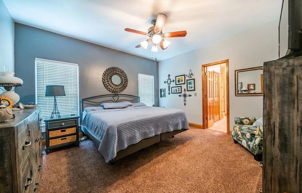 Image 40 of property listing at 3804 Fairfield Road, Mt Vernon, IL 62864