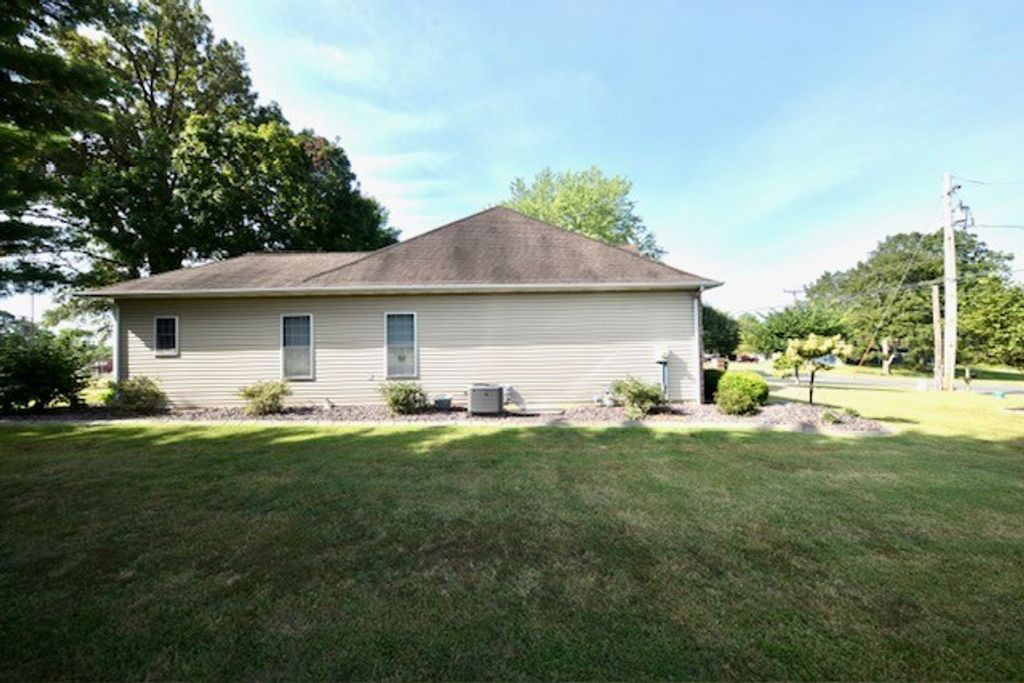 Image 5 of property listing at 3804 Fairfield Road, Mt Vernon, IL 62864