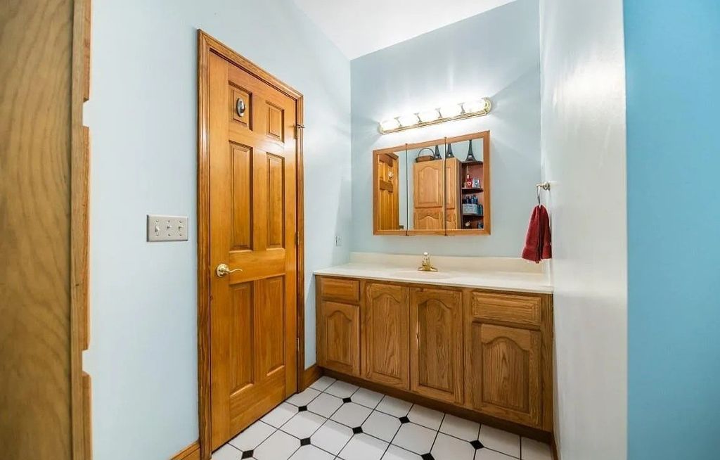 Image 41 of property listing at 3804 Fairfield Road, Mt Vernon, IL 62864