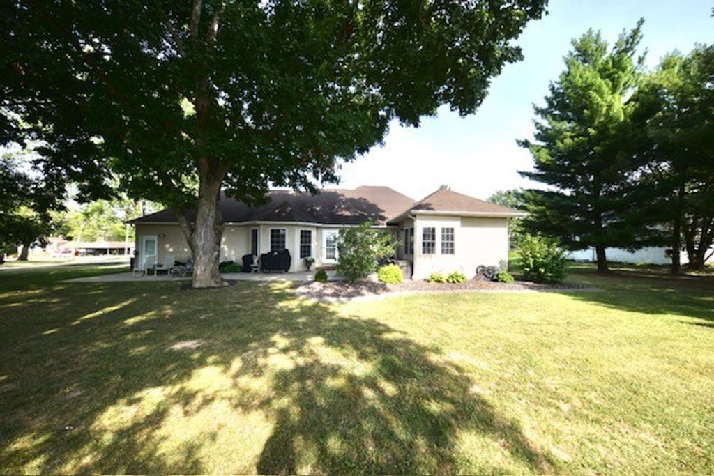 Image 7 of property listing at 3804 Fairfield Road, Mt Vernon, IL 62864
