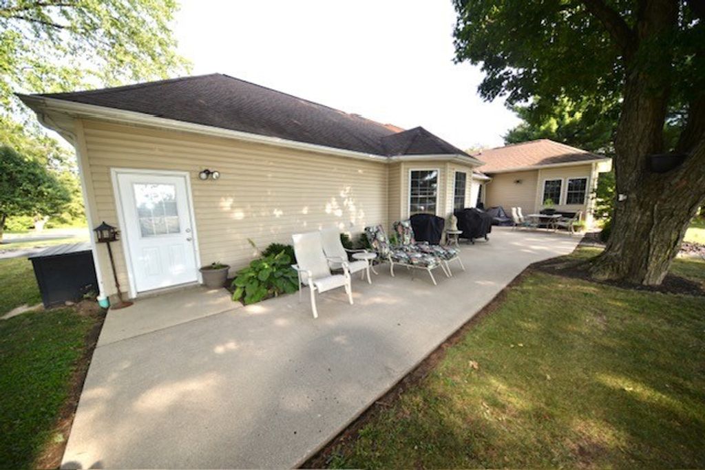 Image 9 of property listing at 3804 Fairfield Road, Mt Vernon, IL 62864