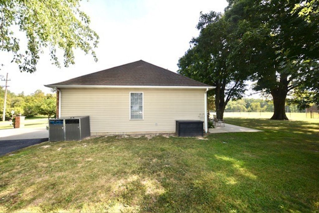 Image 10 of property listing at 3804 Fairfield Road, Mt Vernon, IL 62864