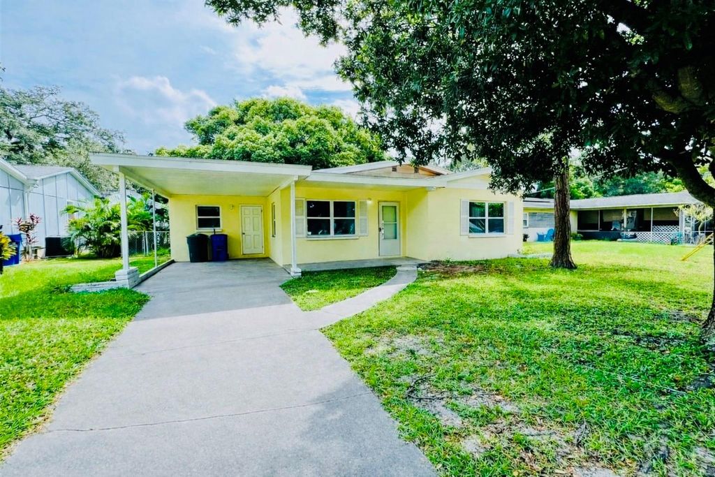 Image 3 of property listing at 1247 DAVIS ROAD, Dunedin, FL 34698