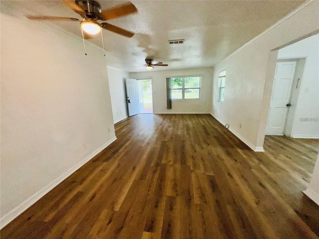 Image 5 of property listing at 1247 DAVIS ROAD, Dunedin, FL 34698