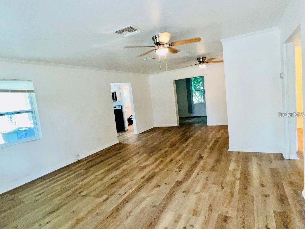 Image 6 of property listing at 1247 DAVIS ROAD, Dunedin, FL 34698